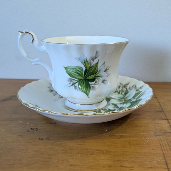 Royal Albert Bone China Trillium Tea Cup & Saucer Set England Floral Gold Trim - Picture 3 of 10